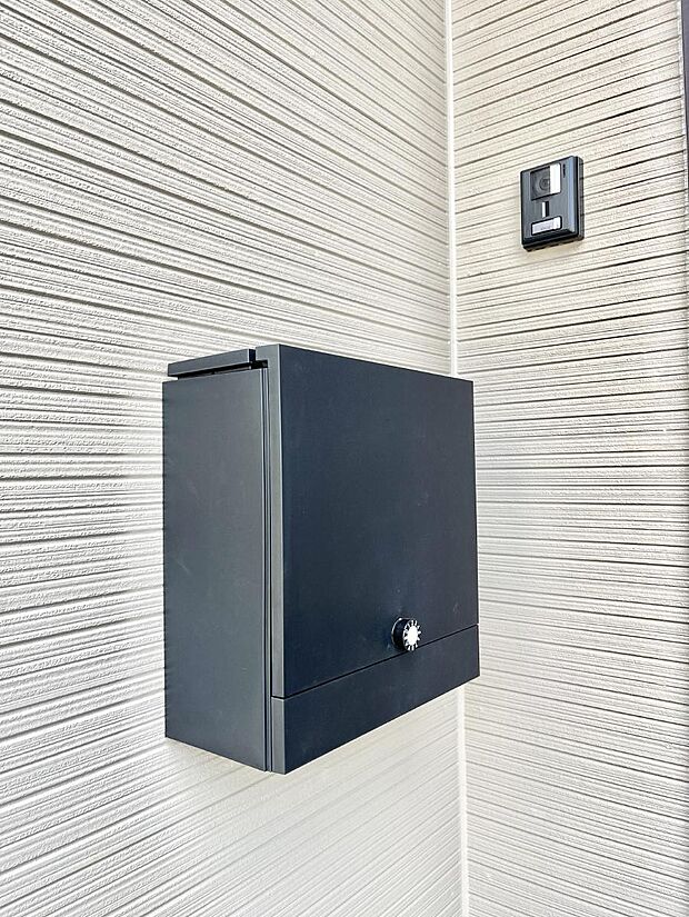 【その他現地】シンプルデザインのポスト。