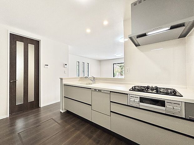 【ダイニングキッチン】料理をしながらでもご家族との会話を楽しめる対面キッチン