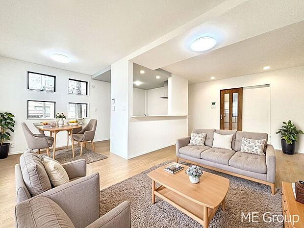 【リビング】ご家族の賑やかな話し声で包まれる明るいリビング  ※家具はCGです