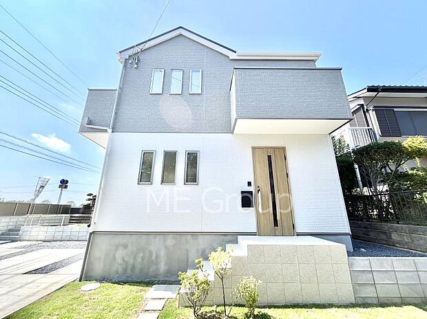 【現地外観写真】洗練された外観、上質な住空間が広がる室内は永く安心して過ごせる住居です。 