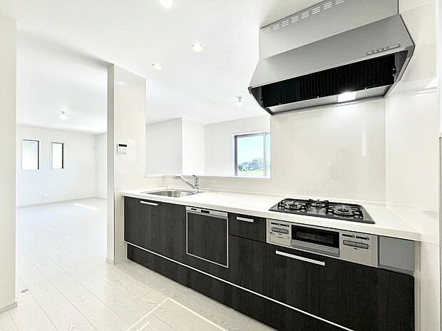 【ダイニングキッチン】料理をしながらでもご家族との会話を楽しめる対面キッチン