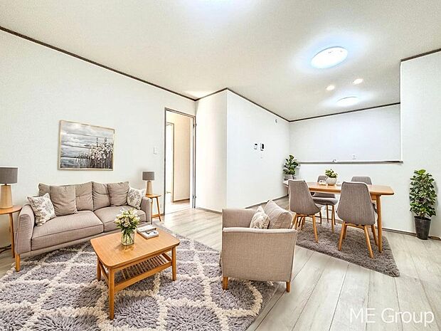 【リビング】ご家族の賑やかな話し声で包まれる明るいリビング  ※家具はCGです