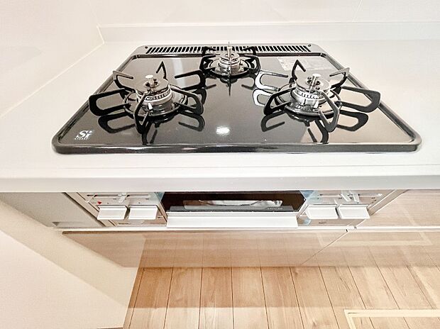 【その他設備(Siセンサーコンロ)】ガスコンロはSiセンサー搭載。火力調節や焦げ付き・消し忘れも防いでくれます。