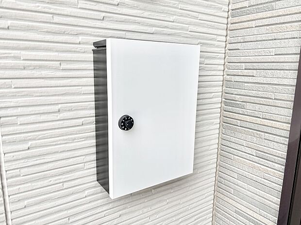 【その他現地】シンプルデザインのポスト。