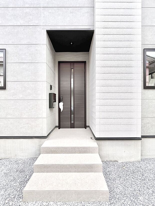 【玄関】大切な家族、来客を出迎える玄関。