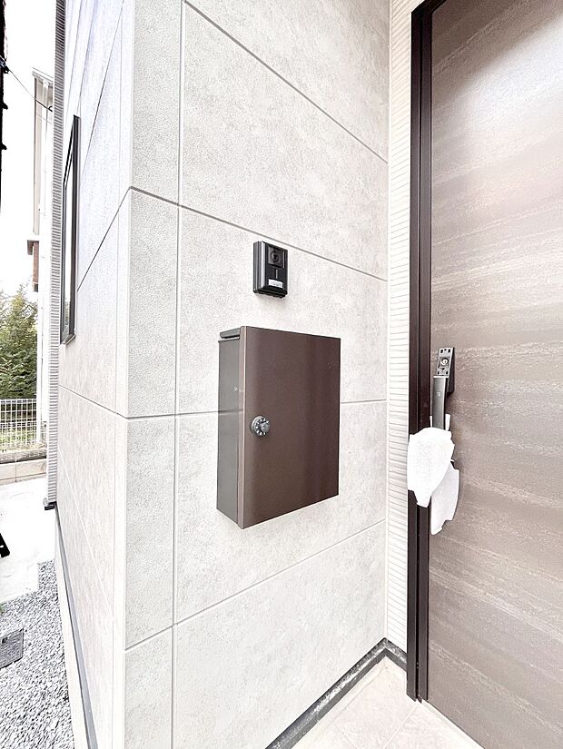 【その他現地】シンプルデザインのポスト。