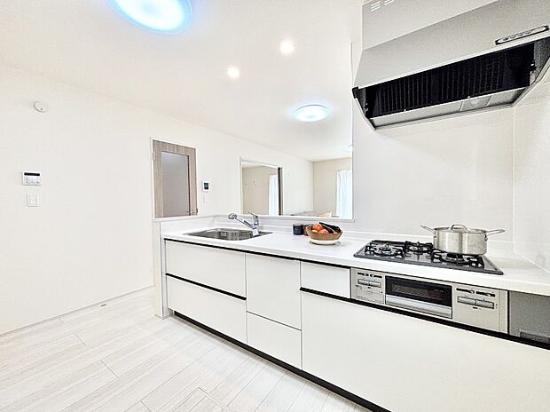 【キッチン】広々とした使い勝手の良いキッチンで日々のお料理も楽しくなりそう