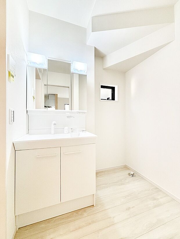 【洗面台・洗面所】三面鏡キャビネット・シャワー付き洗面化粧台で忙しい朝の身支度もスムーズに!