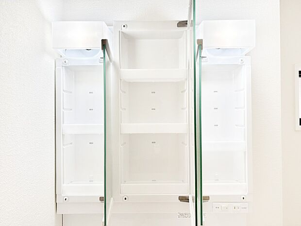 【その他設備(三面鏡裏収納)】三面鏡の裏に、化粧品や衛生用品などを収納可能。洗面台をすっきりと保ちます！