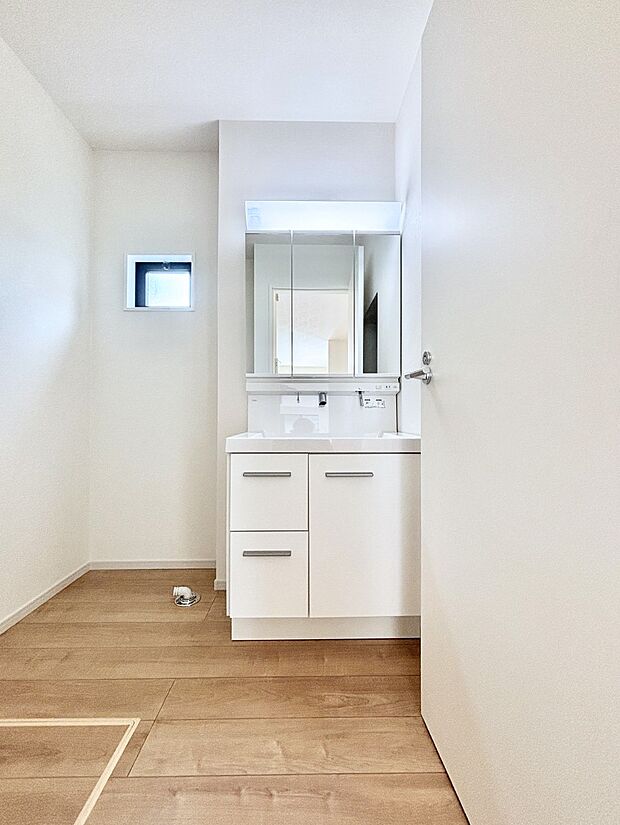 【洗面台・洗面所】大きく見やすい三面鏡で清潔感ある洗面台は、身だしなみチェックや肌のお手入れにおすすめです。