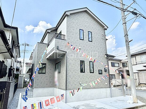 【現地外観写真】洗練された外観、上質な住空間が広がる室内は永く安心して過ごせる住居です。