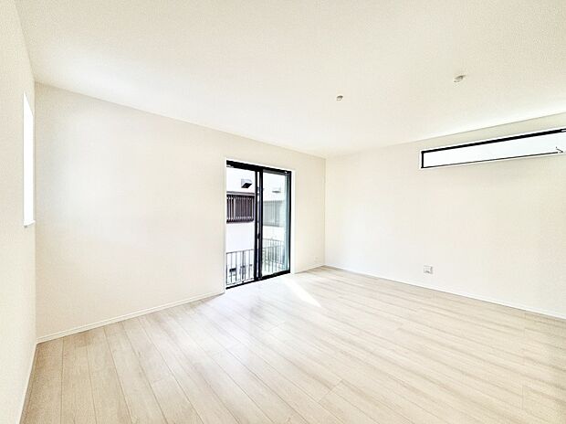 【リビングダイニング】明るい陽光が注ぎ、寛ぎの雰囲気に満たされるリビング・ダイニング。