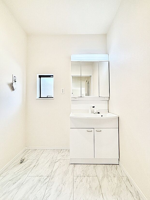 【洗面台・洗面所】大きく見やすい三面鏡で清潔感ある洗面台は、身だしなみチェックにおすすめです。