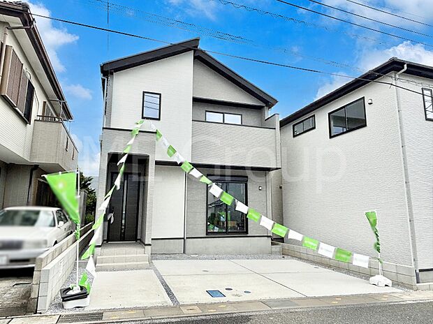 【現地外観写真】暮らしやすさと居心地の良さにこだわったシンプルで飽きのこないデザイン !