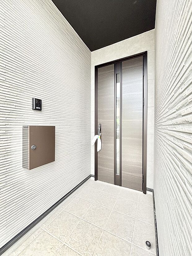 【玄関】大切な家族、来客を出迎える玄関。