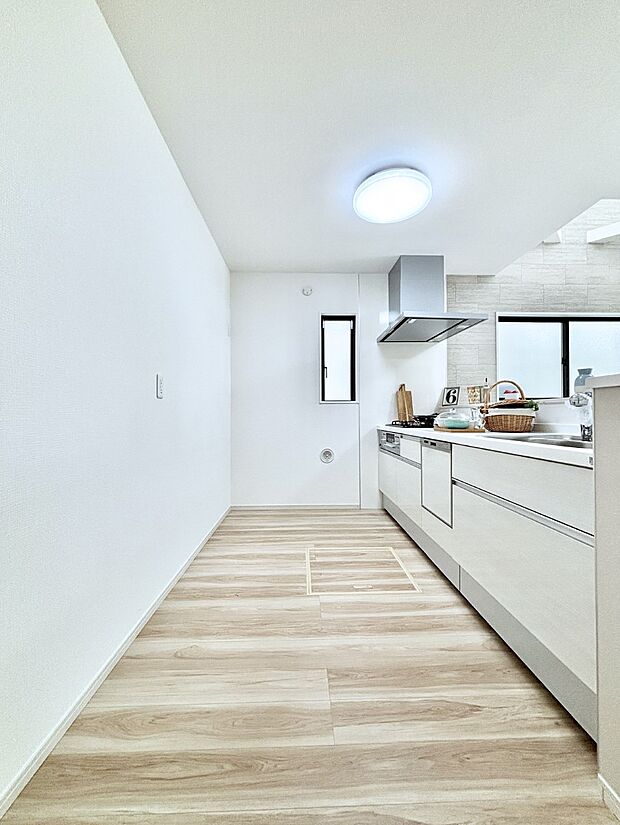 【ダイニングキッチン】爽やかな風が通り抜けるキッチン。窓があるので明るく換気にも役立ちます。