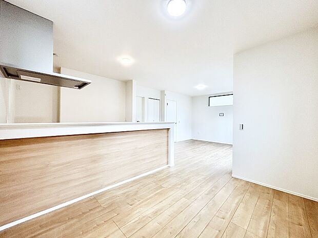 【ダイニング】ナチュラルテイストの優しく柔らかい色使いのフローリングが素敵なリビングですね。