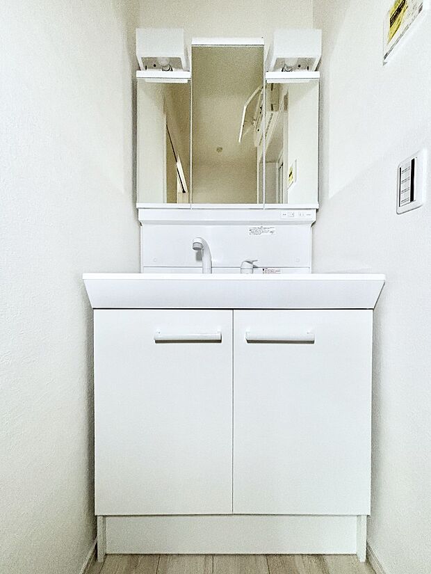 【洗面台・洗面所】大きく見やすい三面鏡で清潔感ある洗面台は、身だしなみチェックや肌のお手入れにおすすめです。