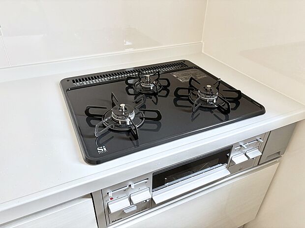 【その他設備(Ｓｉセンサーコンロ)】ガスコンロはＳｉセンサー搭載。火力調節や焦げ付き・消し忘れも防いでくれます。