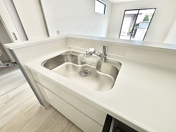 【その他設備(シンク)】広々としたシンクでお料理やお皿洗いもラクラク快適に!