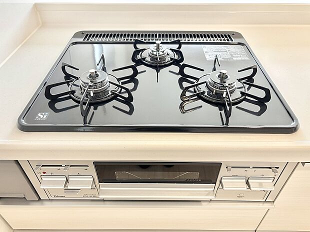 【その他設備(Siセンサーコンロ)】ガスコンロはSiセンサー搭載。火力調節や焦げ付き・消し忘れも防いでくれます。