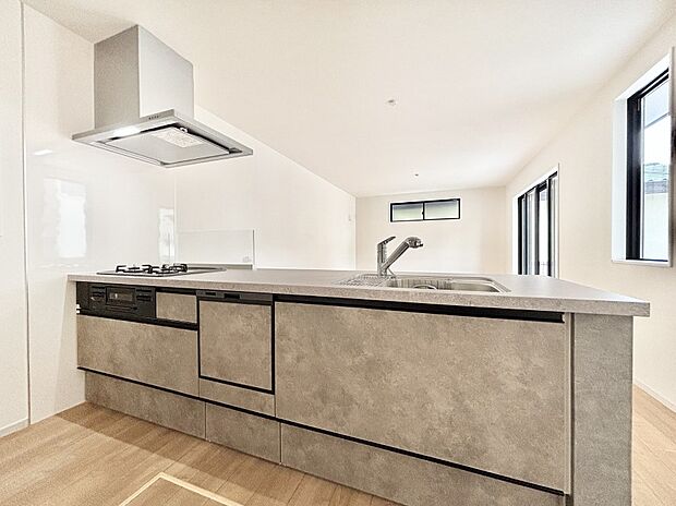 【ダイニングキッチン】料理をしながらご家族との会話を楽しめる対面カウンターキッチン