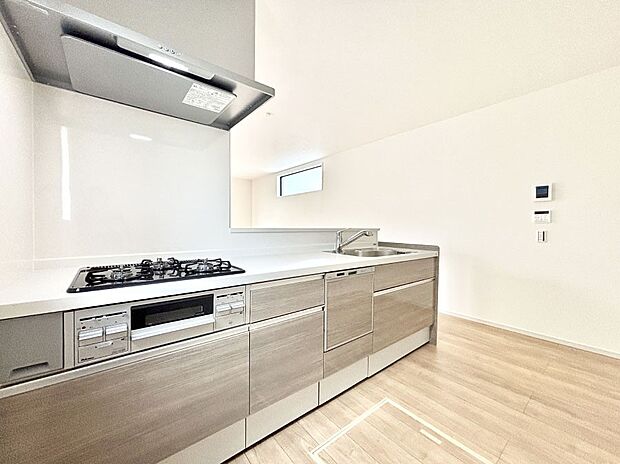 【ダイニングキッチン】料理をしながらでもご家族との会話を楽しめる対面キッチン