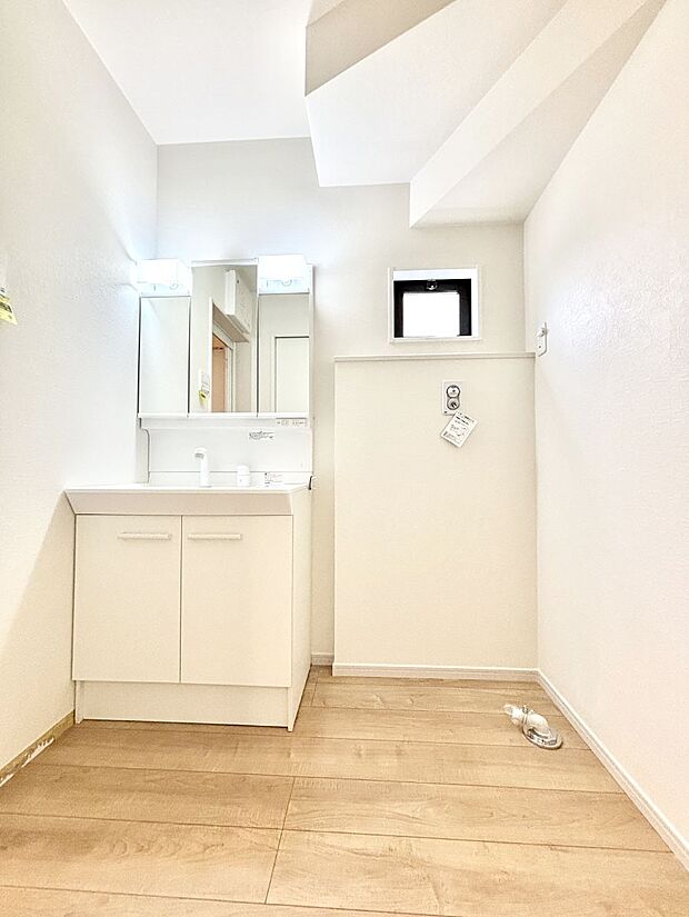 【洗面台・洗面所】大きく見やすい三面鏡で清潔感ある洗面台は、身だしなみチェックや肌のお手入れにおすすめです。