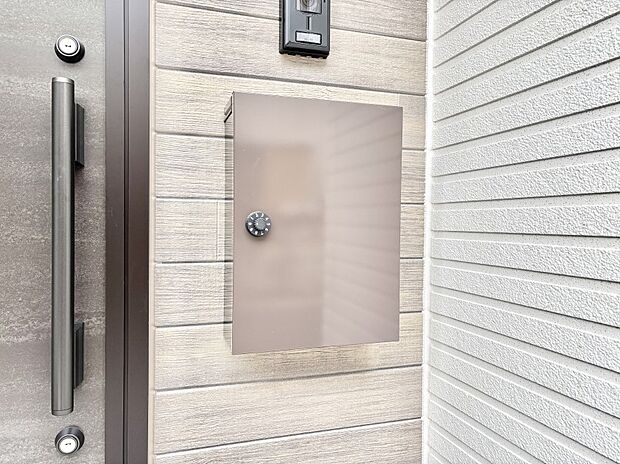 【その他現地】シンプルデザインのポスト。