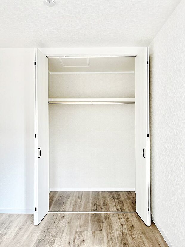 【収納】洋室のクローゼット。奥行きがあるので厚手の衣類もすっきり収まります。