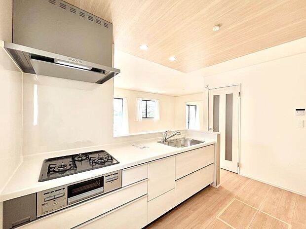 【ダイニングキッチン】料理をしながらでもご家族との会話を楽しめる対面キッチン