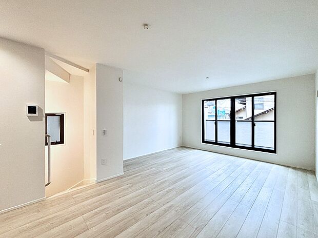 【リビングダイニング】明るい陽光が注ぎ、寛ぎの雰囲気に満たされるリビング・ダイニング。 