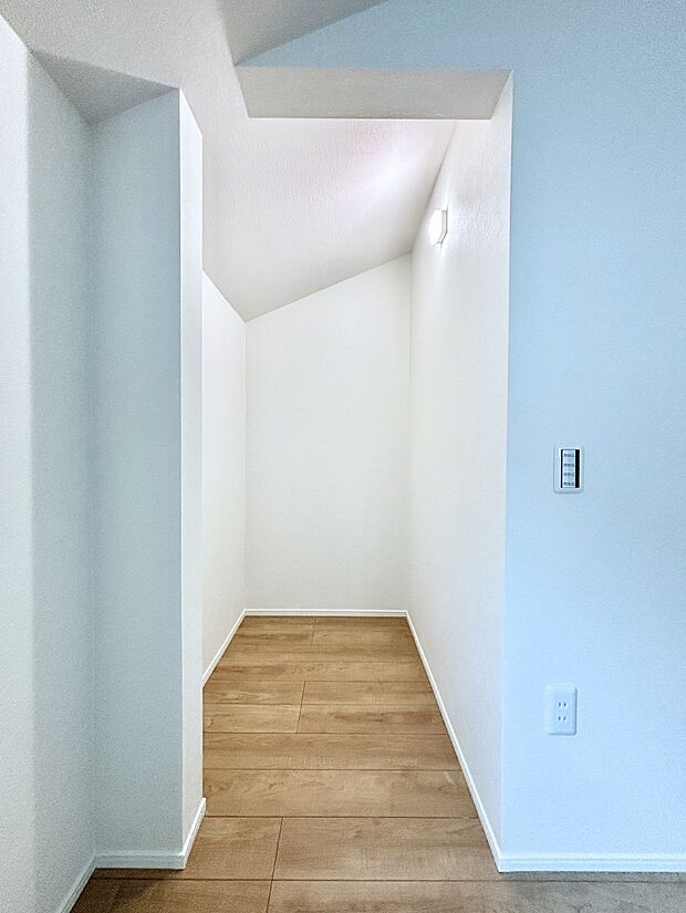 【ウォークインクローゼット】季節物の衣類もスッキリ収納できるウォークインクローゼット