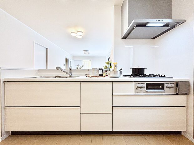 【キッチン】リビングを見渡せる人気のカウンターキッチン。 家族を見守りながら家事をすることができます。