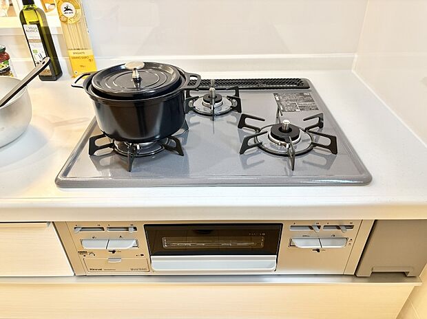 【その他設備(Siセンサーコンロ)】ガスコンロはSiセンサー搭載。火力調節や焦げ付き・消し忘れも防いでくれます。