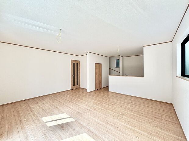 【リビングダイニング】明るい陽光が注ぎ、寛ぎの雰囲気に満たされるリビング・ダイニング。