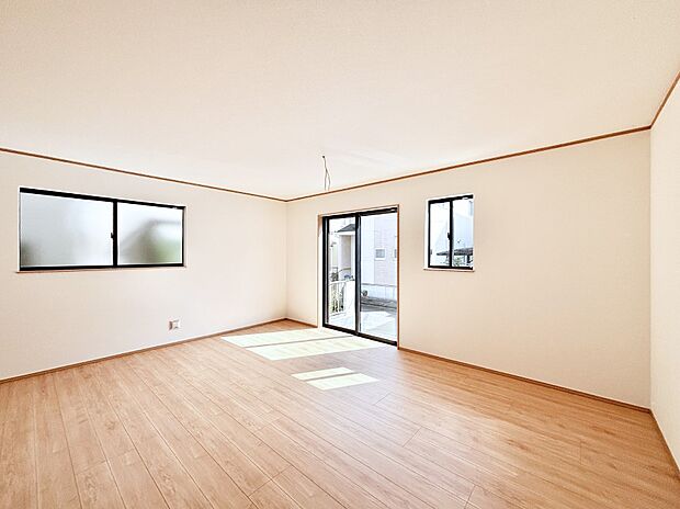 【ダイニング】日当たりの良いリビング。お気に入りのグリーンを飾れば更に心地よさがアップ!