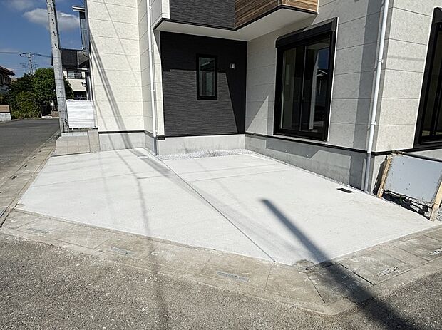 【駐車場】駐車2台可能!急なお客様の駐車に。また、ご家族の自転車スペースとしても大活躍。