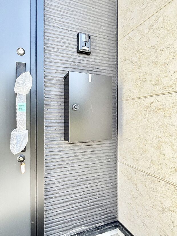 【その他現地】シンプルデザインのポスト。