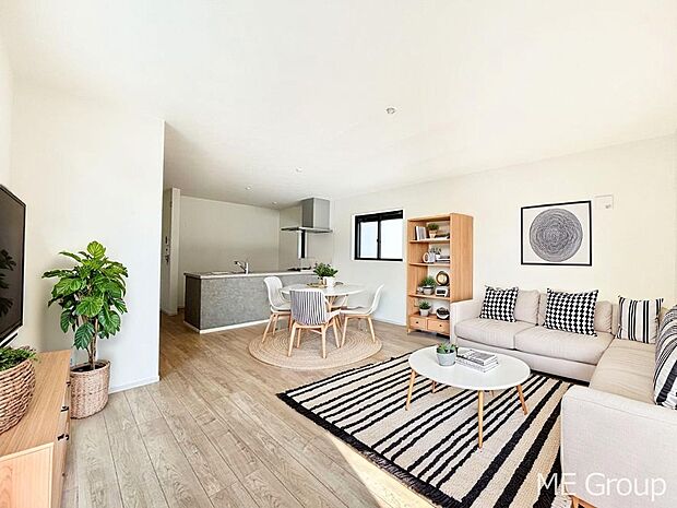 【リビング】家族の和やかな会話が聞こえてきそう。開放感のあるリビングです。 ※家具はCGです