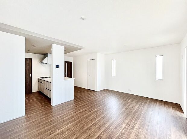 【ダイニング】明るい陽光が注ぎ、寛ぎの雰囲気に満たされるダイニング。