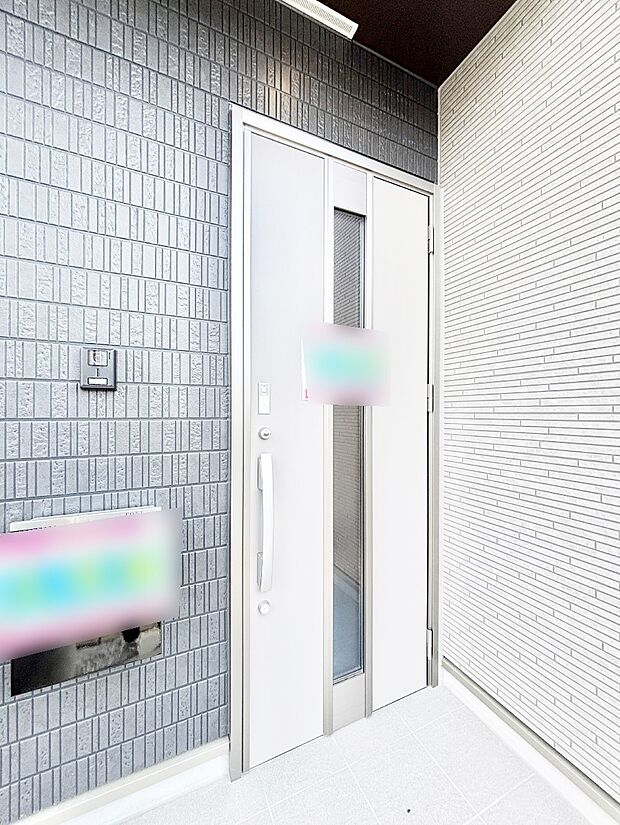 【玄関】玄関前は雨が降っても濡れにくい屋根付き