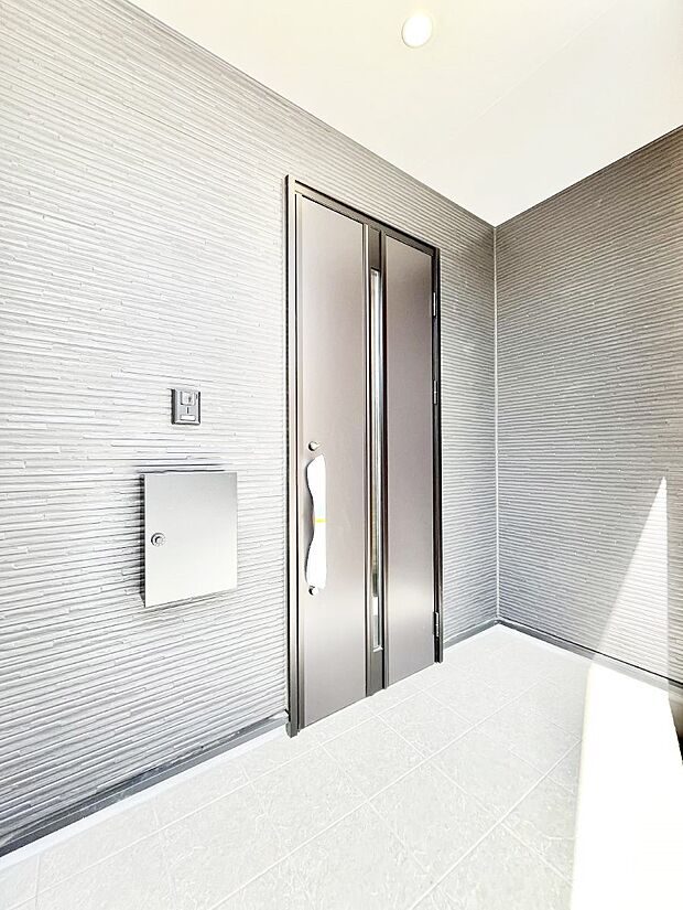 【玄関】玄関前は雨が降っても濡れにくい屋根付き