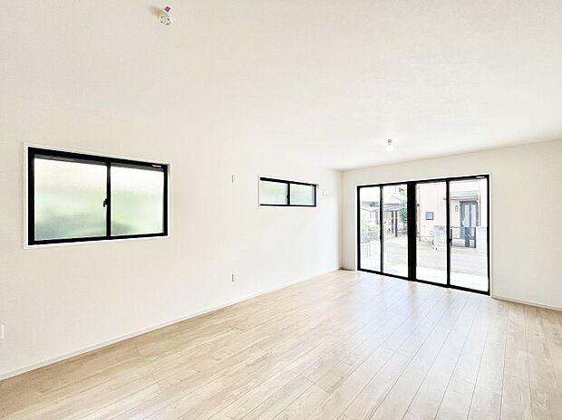 【リビングダイニング】大きな窓からたっぷりの陽光と風を感じられるリビング