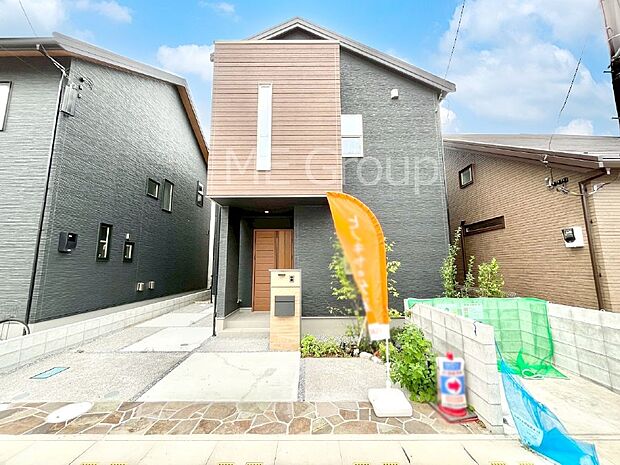 【現地外観写真】洗練された外観、上質な住空間が広がる室内は永く安心して過ごせる住居です。 