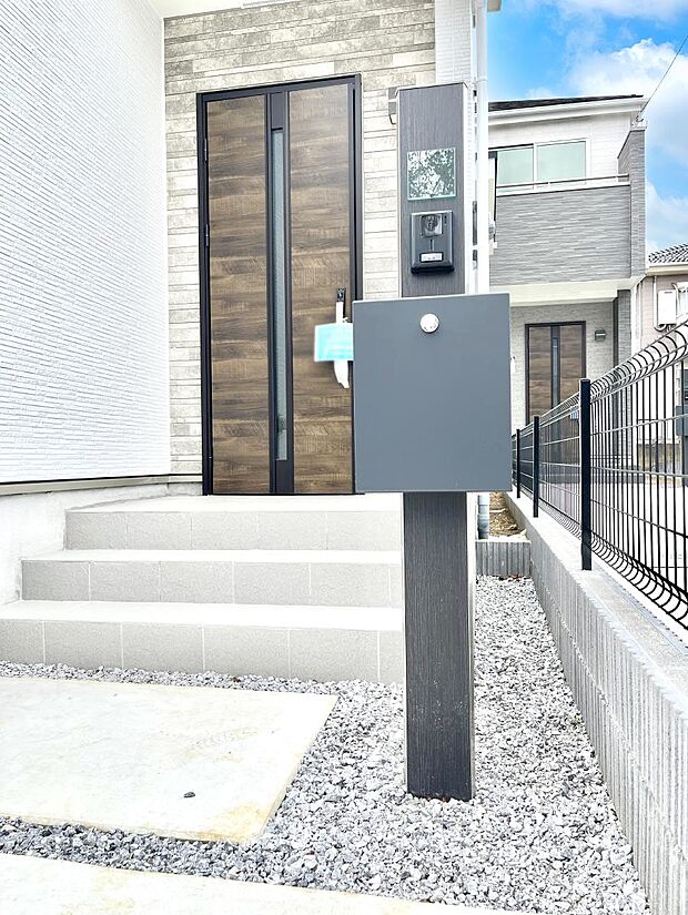 【その他現地】シンプルデザインのポスト。