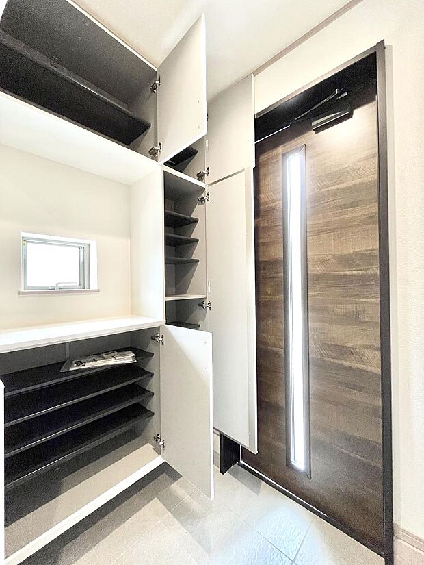 【その他設備(シューズボックス)】たっぷり収納できるシューズボックスで家族全員の靴も、玄関すっきり。