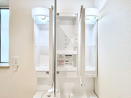 その他設備(三面鏡裏収納)