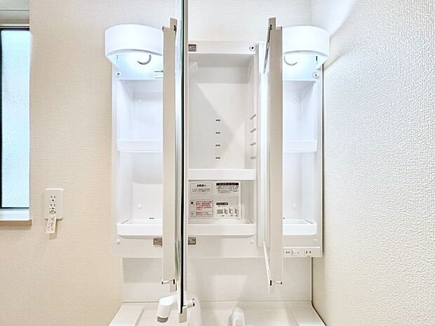 【その他設備(三面鏡裏収納)】三面鏡の裏に、化粧品や衛生用品などを収納可能。洗面台をすっきりと保ちます！