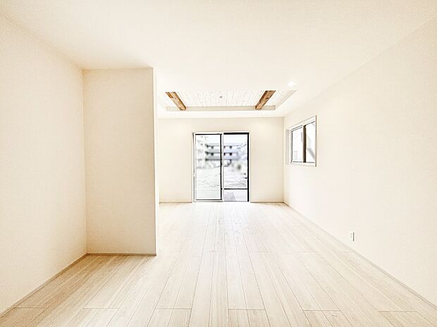 【リビングダイニング】自然光が取り込まれ、家族団らんの場所を明るく演出